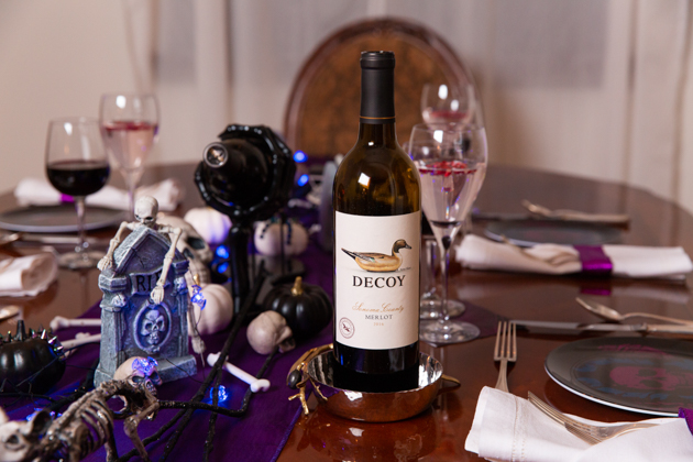 Decoy Wines, Decoy Merlot, Halloween Entertaining, Halloween Dinner Party, Halloween Tablescape, International Merlot Month, Celebrate the Grape, Duckhorn Wines, Lifestyle Blogger, Entertaining Ideas, Entertaining at Home, Dinner Party Inspiration, Lifestyle Blogger, Halloween Ideas, Unwind with wine, Pretty Little Shoppers Blog #MerlotMe #CelebratetheGrape #MerlotMonth #decoywine #wineparty #winelover #entertainingathome #elevatewithdecoy #dinnerparty #winenights #sonomacountywine #winegram