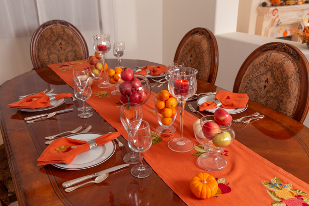 Thanksgiving Tablescape, Thanksgiving Decor, Holiday Ideas, Fall Decor, Entertaining Ideas, Thanksgiving Entertaining Ideas, Friendsgiving, Home Decor Ideas, Dining Table, Setting the Table, Easy Thanksgiving Ideas, Holiday Entertaining Tips, Hostess with the Mostess, Home Sweet Home, Pretty Little Shoppers Blog, Fall Festivities #thanksgivingdecor #givethanks #entertainingideas #thanksgivingtablescape #holidayideas #givethanks 