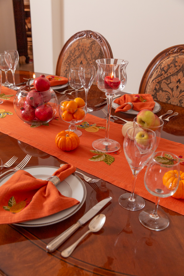 Thanksgiving Tablescape, Thanksgiving Decor, Holiday Ideas, Fall Decor, Entertaining Ideas, Thanksgiving Entertaining Ideas, Friendsgiving, Home Decor Ideas, Dining Table, Setting the Table, Easy Thanksgiving Ideas, Holiday Entertaining Tips, Hostess with the Mostess, Home Sweet Home, Pretty Little Shoppers Blog, Fall Festivities #thanksgivingdecor #givethanks #entertainingideas #thanksgivingtablescape #holidayideas #givethanks 