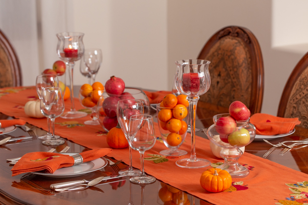 Thanksgiving Tablescape, Thanksgiving Decor, Holiday Ideas, Fall Decor, Entertaining Ideas, Thanksgiving Entertaining Ideas, Friendsgiving, Home Decor Ideas, Dining Table, Setting the Table, Easy Thanksgiving Ideas, Holiday Entertaining Tips, Hostess with the Mostess, Home Sweet Home, Pretty Little Shoppers Blog, Fall Festivities #thanksgivingdecor #givethanks #entertainingideas #thanksgivingtablescape #holidayideas #givethanks 