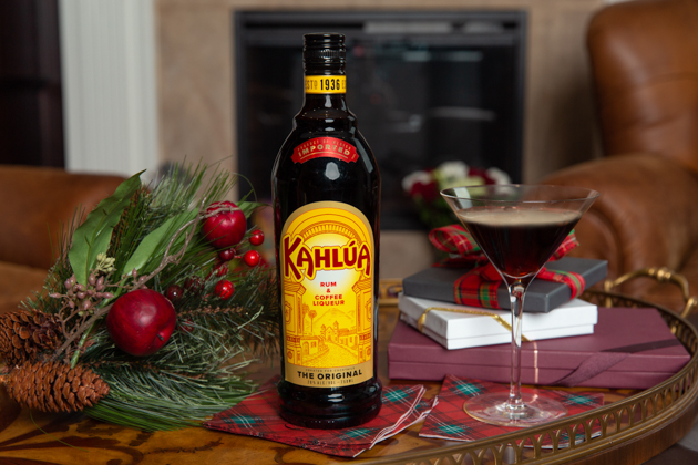 5 Tips for Easy Holiday Entertaining, Kahlua, Signature Cocktail, Cold Brew Martini, Girls Night In, Entertaining at Home, Holiday Party, Lifestyle Blogger, Holidays at Home, Easy Entertaining Ideas, Cocktails with Kahlua, Dinner Party Inspiration, Party Ideas, Cheers to the Holidays, Pretty Little Shoppers Blog, Tis the Season, Deck the Halls, Baby it's Cold Outside, Espresso Martini  #ColdBrewMartini #entertainingathome #Kahlua #holidayparty #coffeecocktails #espressomartini #cocktails