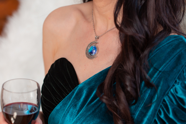 How to Host a Game of Thrones Viewing Party, Game of Thrones Wine and Spirits Bar, Entertaining at Home, Game of Thrones Wine, , GOT Wine, Daenerys Targaryen, Game of Thrones Night, Wine is Coming, White Walker by Johnny Walker, Entertaining Ideas, HBO's Game of Thrones, Mother of Dragons, Dragon Necklace #gameofthrones #entertainingathome #gameofthronesparty #gameofthroneswine #idrinkandiknowthings #motherofdragons #DragonNecklace