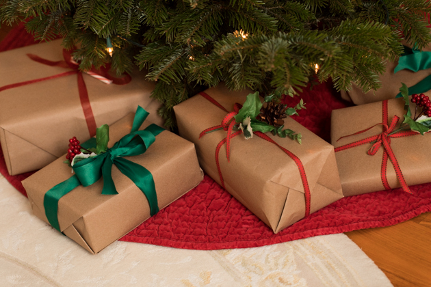 Presents under the Christmas tree, Minimalist Gift Wrapping with Brown Packing Paper, French Country Christmas Décor, Christmas Decorations, Home for the Holidays, Home Interior, Holiday Ideas, How to decorate for Christmas, Entertaining at Home, Holiday Party, Holidays at Home, Easy Entertaining Ideas, Tis the Season, Home Sweet Home, Holiday Entertaining Tips, #FrenchCountryDecor #christmasdecorations 