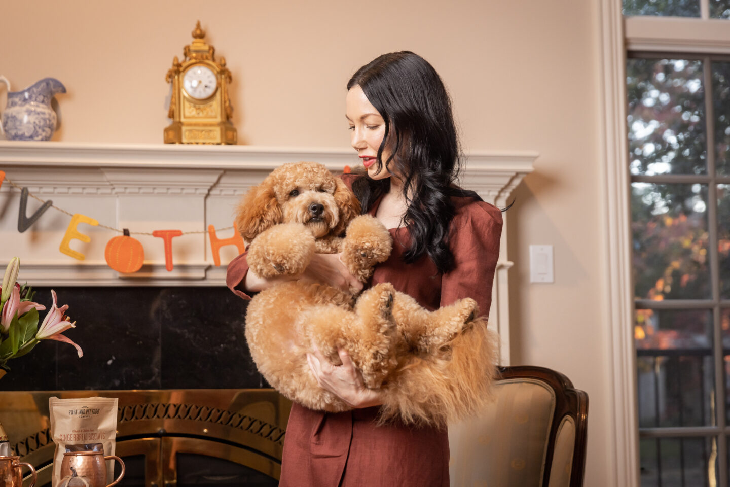 Dallas Fashion Blogger Lisa Valerie Morgan holds her Mini Goldendoodle Puppy Charlie Cupcake